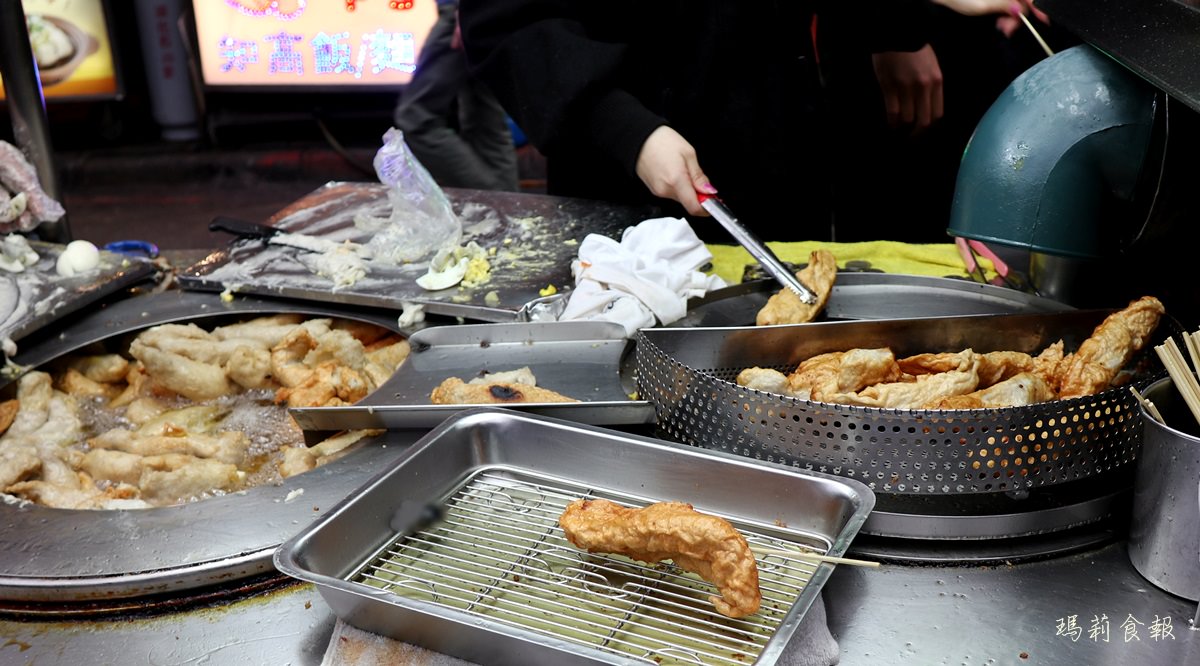 台北龍山寺捷運站,東港旗魚黑輪,艋舺夜市裡的銅板美食,美鳳有約跟草地狀元都推薦,萬華丁香旗魚串