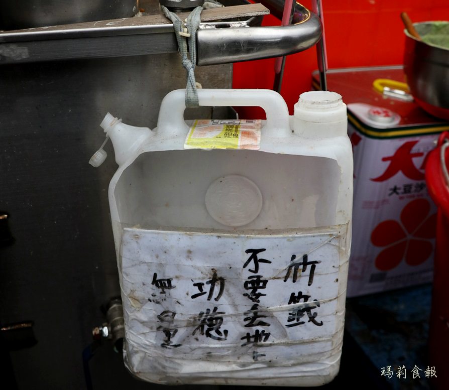 台北龍山寺捷運站,東港旗魚黑輪,艋舺夜市裡的銅板美食,美鳳有約跟草地狀元都推薦,萬華丁香旗魚串