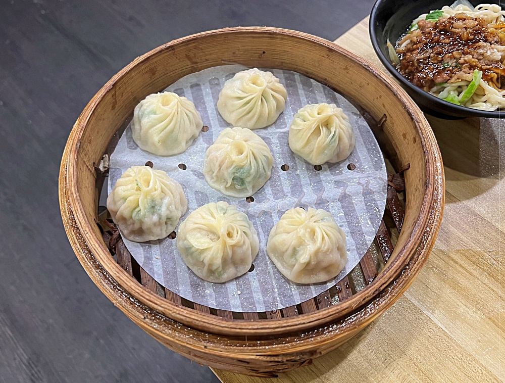 拾陸日小籠湯包餃子,台中小籠湯包推薦,酸辣湯,台中北區美食