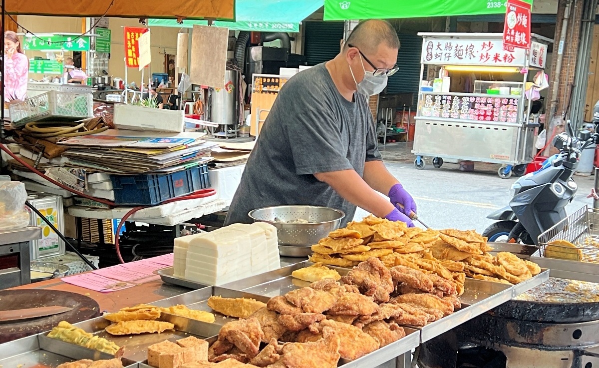 台中西區美食｜向上市場炸粿（中美街蚵嗲），向上市場美食推薦（菜單）